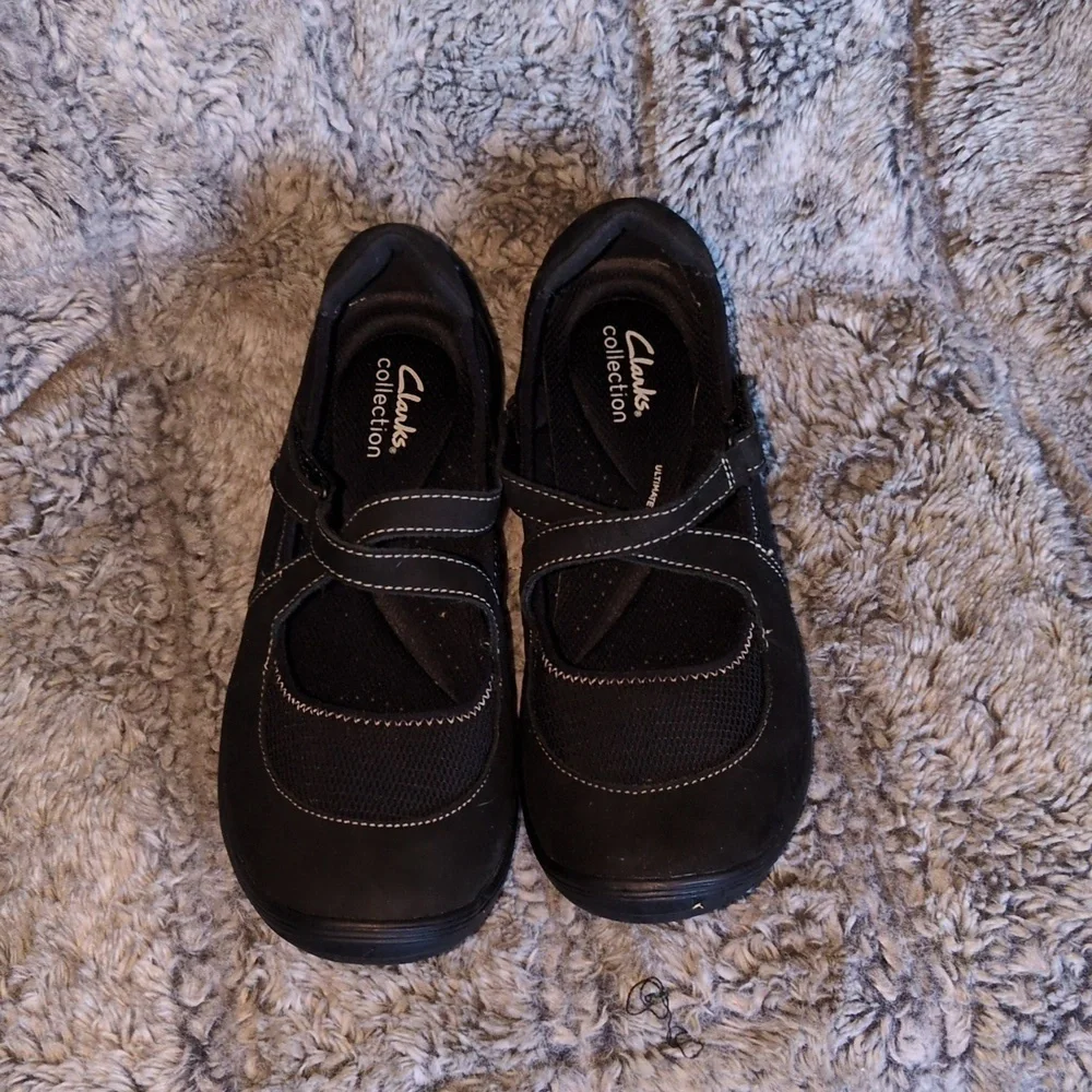 Clarks Black Flats with Rounded Toe and Comfortable Slip-On Design​ - Picture 2 of 7